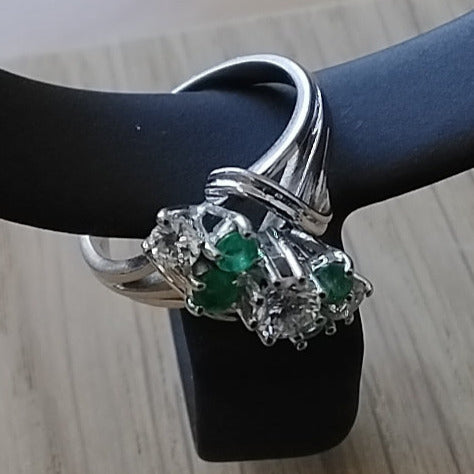 Witgouden ring met diamant en smaragd