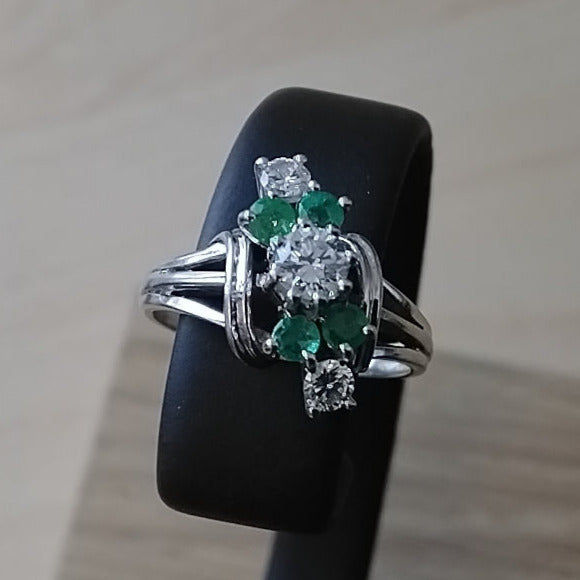 Witgouden ring met diamant en smaragd