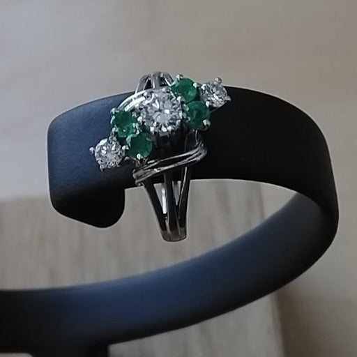 Witgouden ring met diamant en smaragd